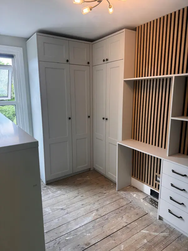 Fitted corner wardrobes with slatted shelving